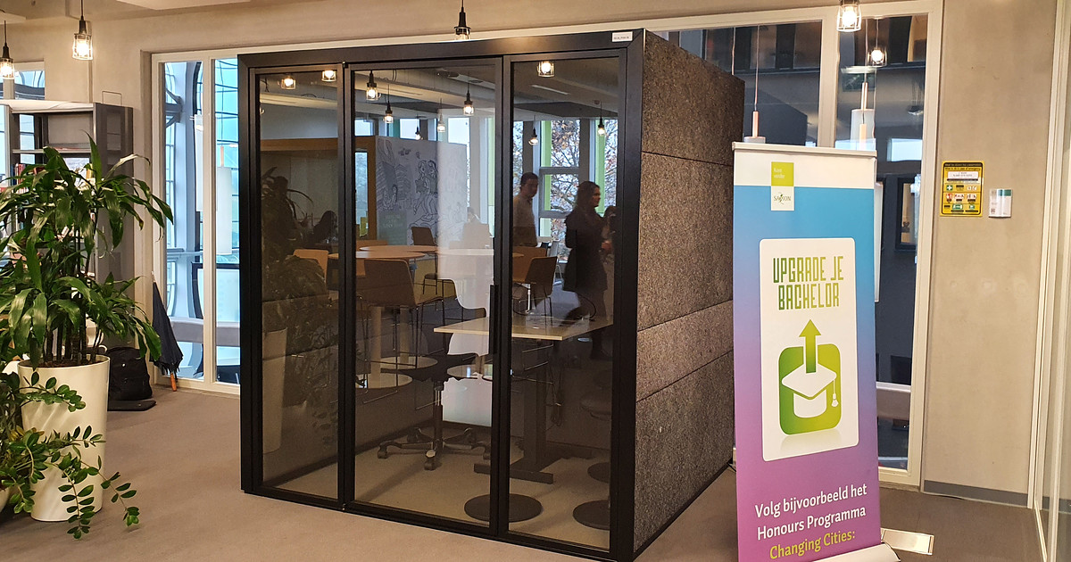 Schoonmaker Point Schoonmaker bedolven onder glazen deur nieuwe werkpods; al weken thuis ...