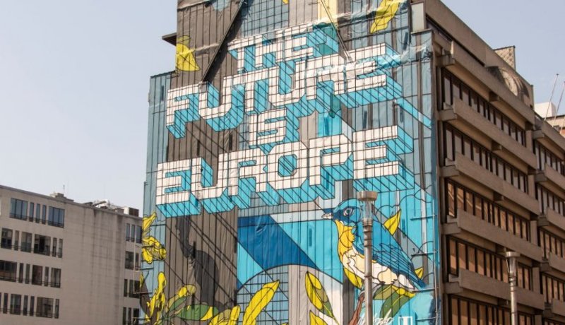 Gebouw met daarop een muurschildering waarop 'The Future is Europe' staat.