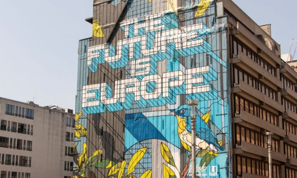 Gebouw met daarop een muurschildering waarop 'The Future is Europe' staat.