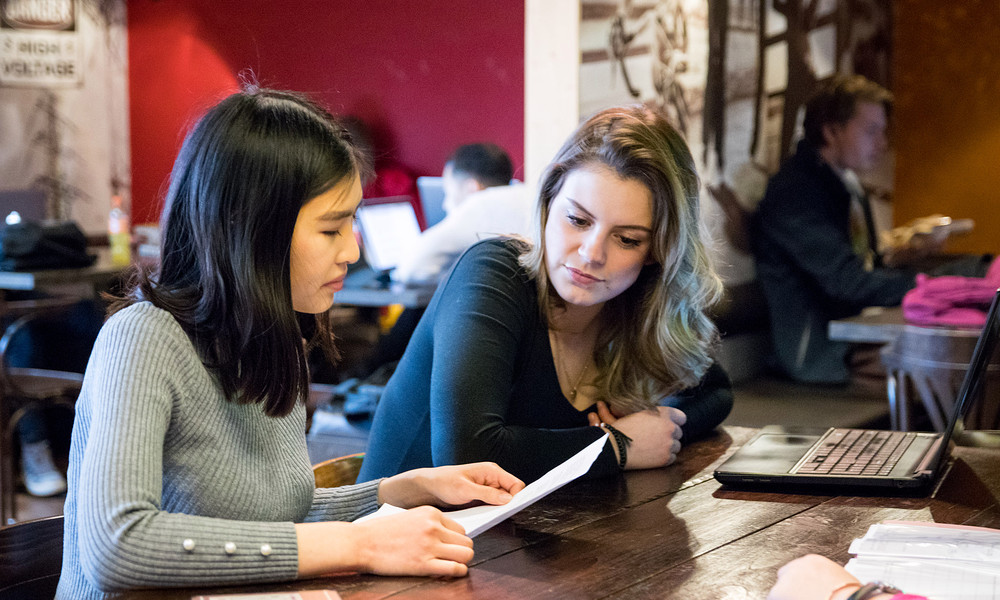 Studenten achter laptop