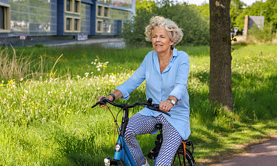 Vrouw op fiets voor het Martiniziekenhuis