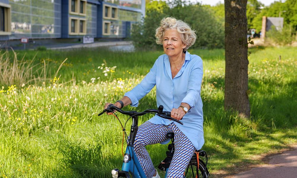 Vrouw op fiets voor het Martiniziekenhuis
