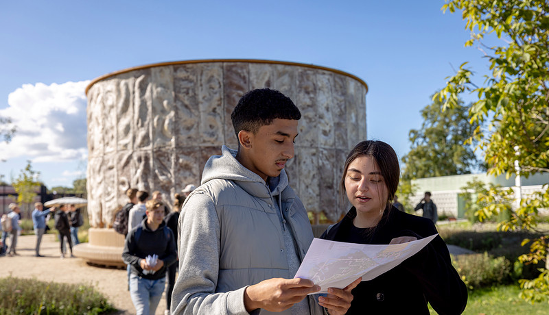 Studenten bij biobased en circulair gebouw