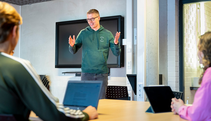 Docent Janco Nolles legt uit 2022.jpg