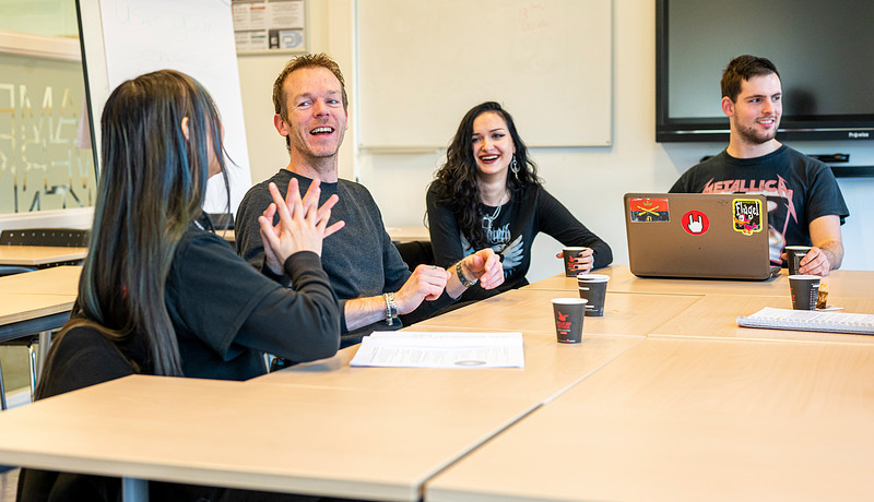 Docent Willem Vos coacht studenten 2022.jpg