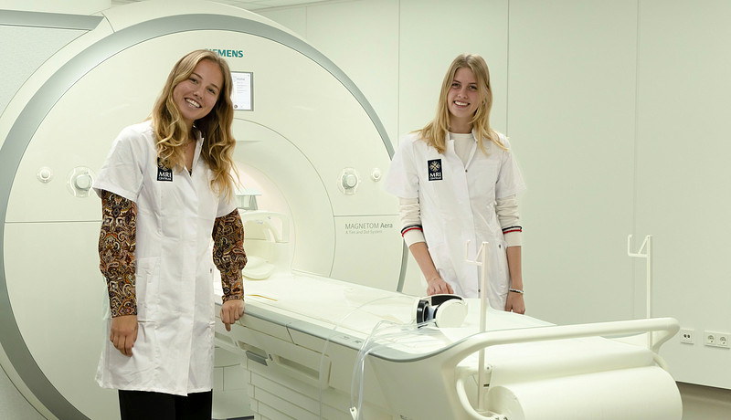 Eline en Esmee bij Mri-scanner MBRT.jpg