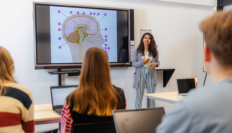 Studentin hält eine Präsentation