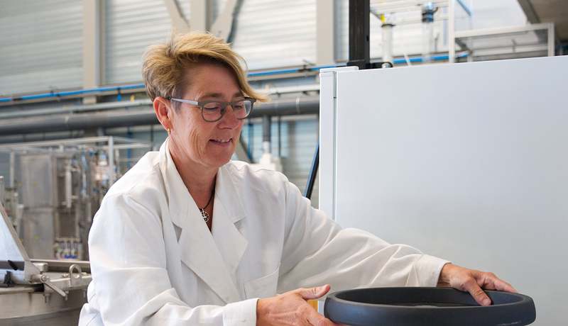 Janneke Krooneman met bioreactor