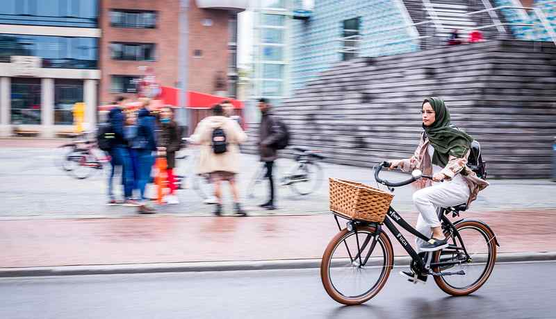 Fietsende studente in Groningen