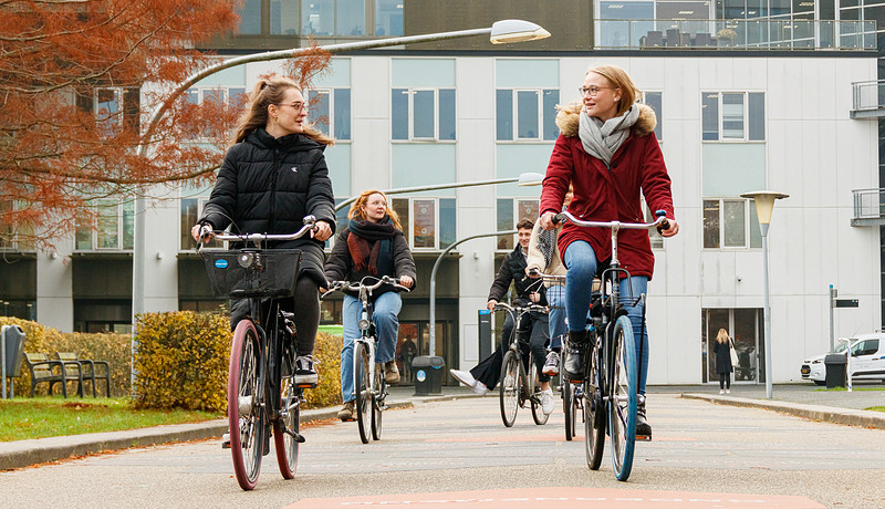 Fietsende studenten op campus 2022.jpg