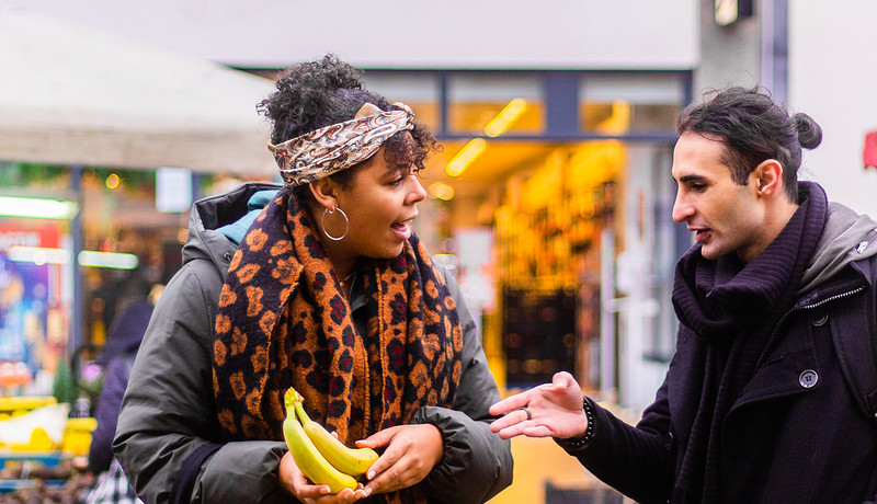 Studenten kopen fruit op de markt in Groningen 2021