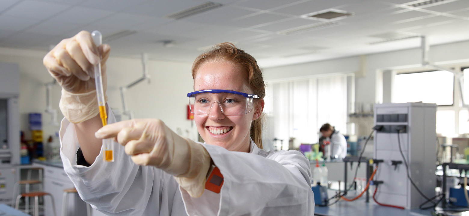 Student Chemie in het laboratorium