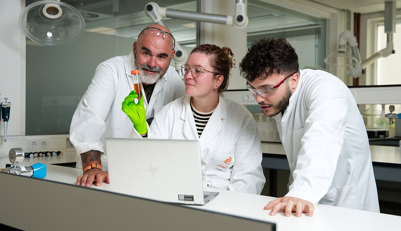 Gert Noëlle en Kemal in het fermentatielab.jpg