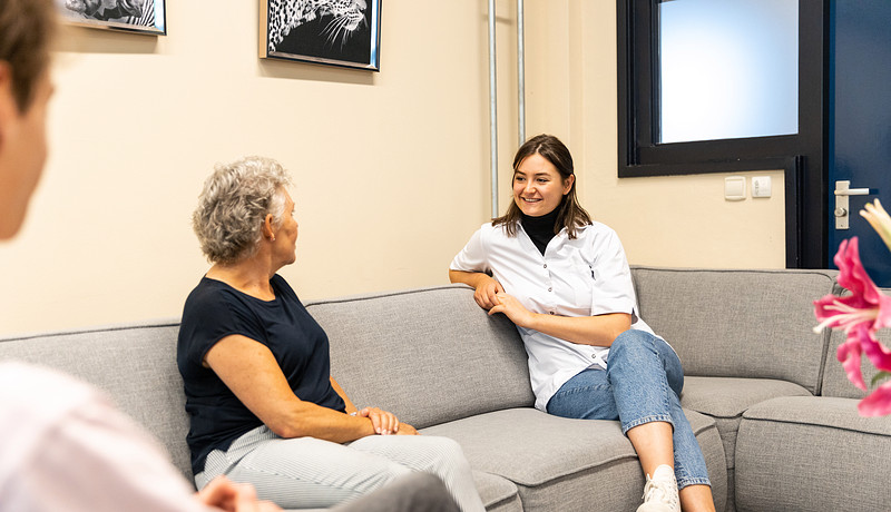Academie voor Verpleegkunde patient en student op de bank