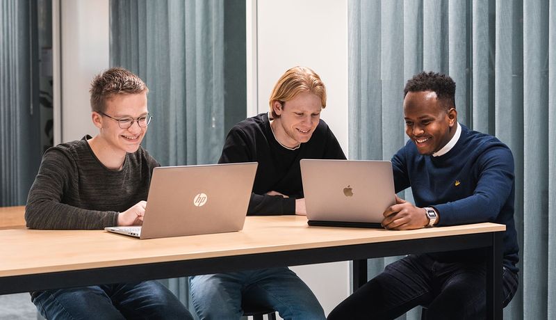 HANZE220632_Abdifitah-Achmed-en-medestudenten-1 - WEB.jpg