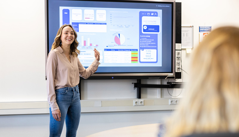 Vrouwelijke HBO-ICT studente presenteert data dashboard