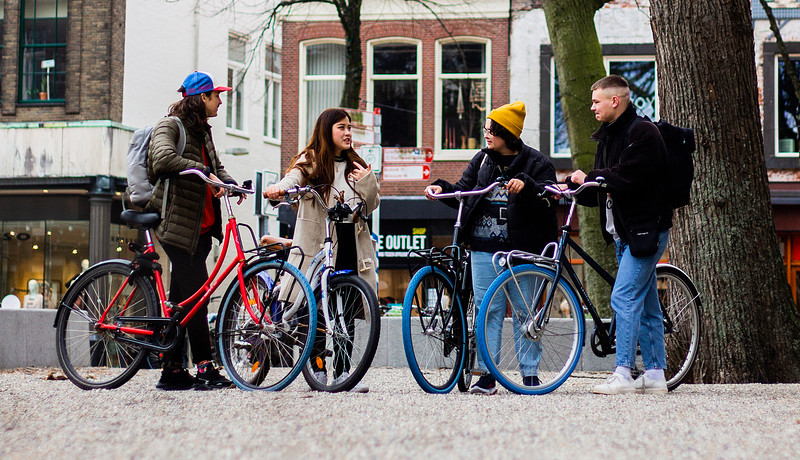 Studenten met fietsen in de stad 2022