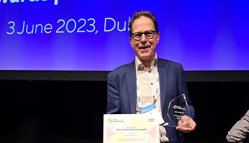 Hans Hobbelen ontvangt WCPT International Service Award