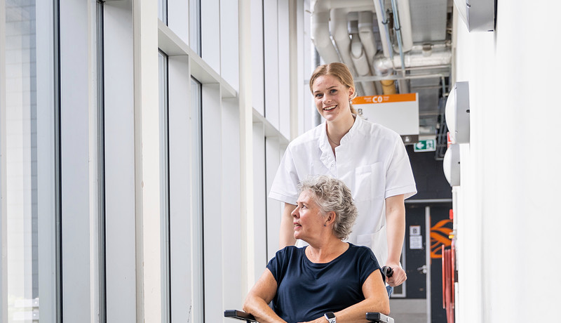 Academie voor Verpleegkunde, student met patient in rolstoel