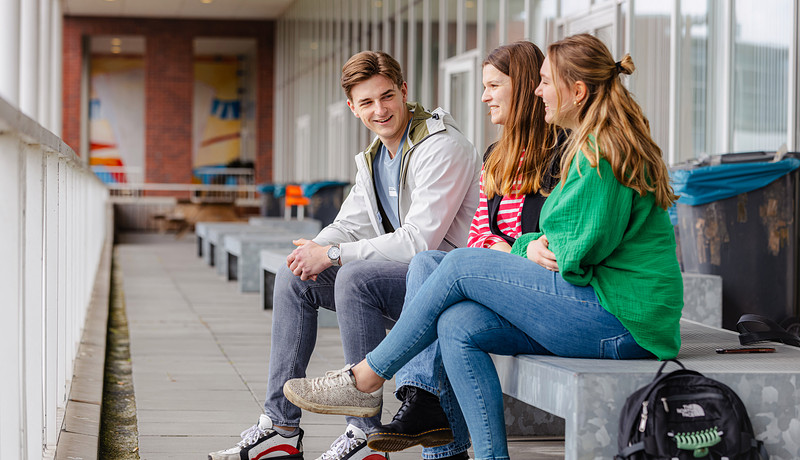 Drie studenten praten voor de Van DoorenVeste
