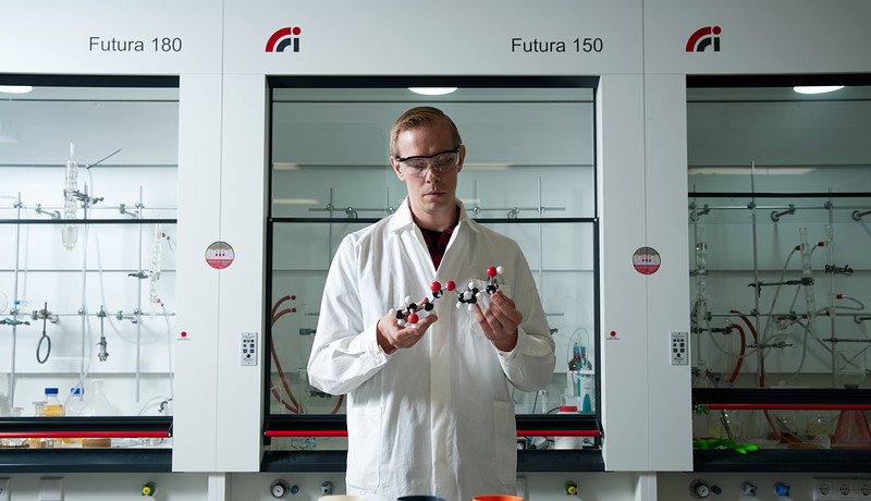 Onderzoeker Organische Chemie Jeffrey Buter houdt een molecuul vast in het Kenniscentrum Biobased Economy.