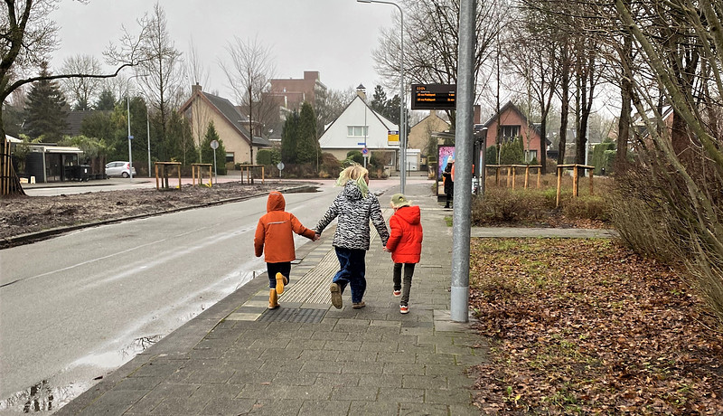 Kinderen rennen op stoep in Groningen 2023.jpg