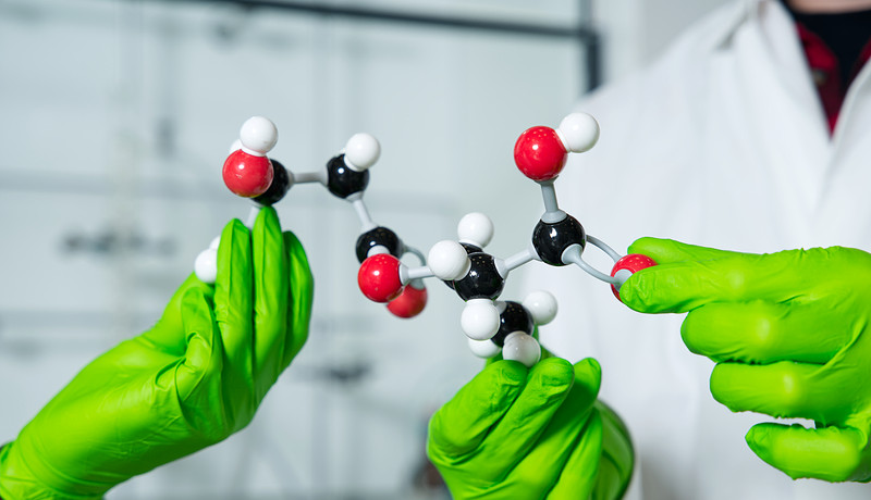 Loes Talkami en Jeffrey Buter met molecuul in ZAP Lab 3.jpg