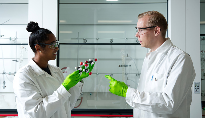 Twee onderzoekers bespreken een molecuul in het laboratorium van het Kenniscentrum Biobased Economy.