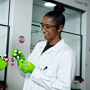 Loes Talkami in het groene chemie lab van ZAP Groningen, Hanzehogeschool.