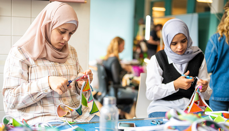 Vrouw knipt vlaggenlijn