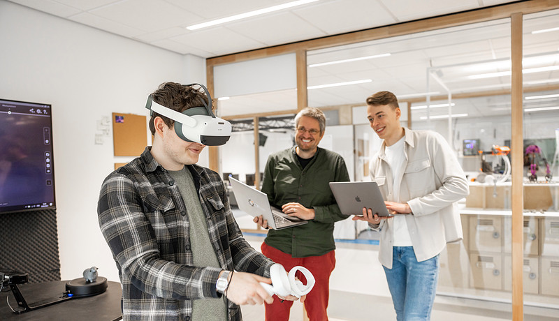 Master Digitale Technologie studenten en docent VR