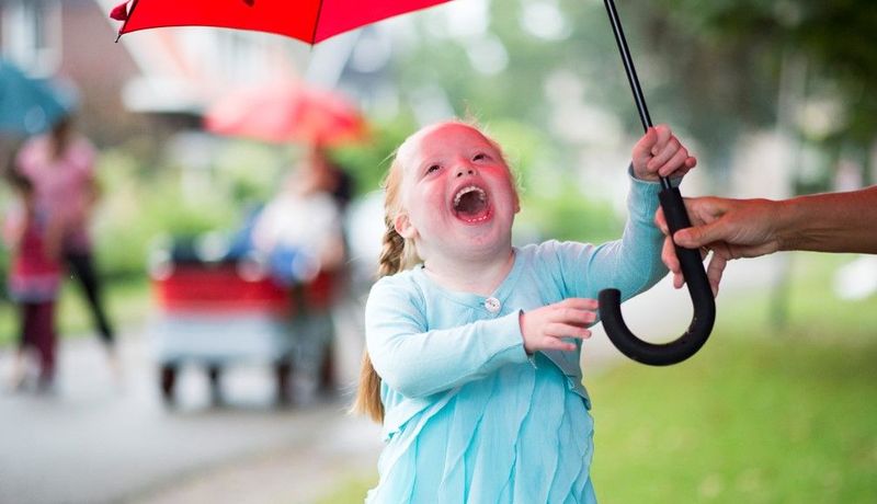 Meisje met rode paraplu.jpg