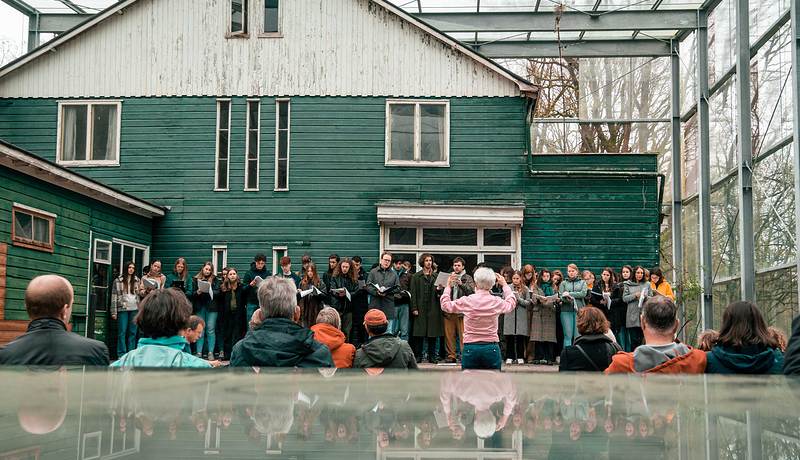 Een koor van Prins Claus Conservatorium studenten zingt op Herinneringscentrum Kamp Westerbork