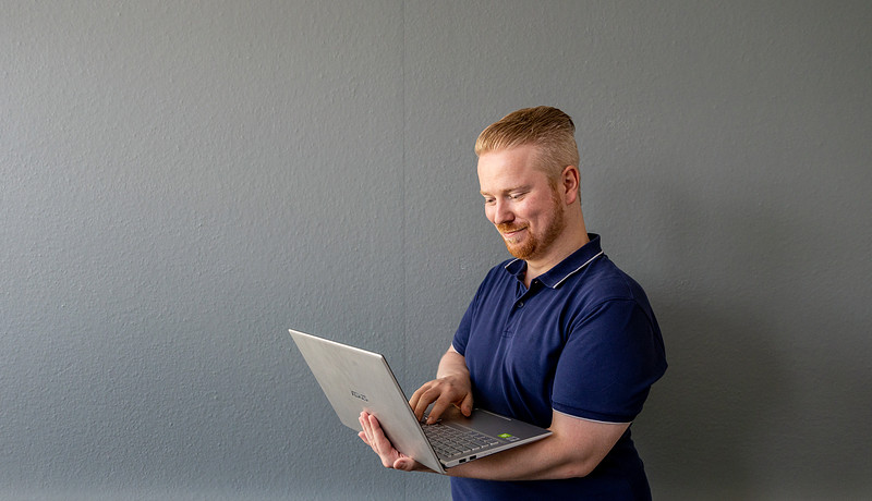 Michiel Brouwer met laptop in zijn hand