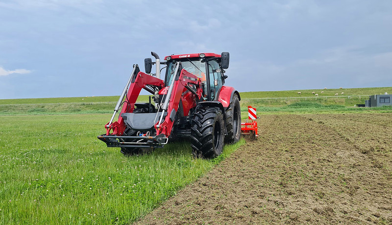 Proefboerderij Dubbele Dijk_trekker op het land bij de Dubbele Dijk.jpg