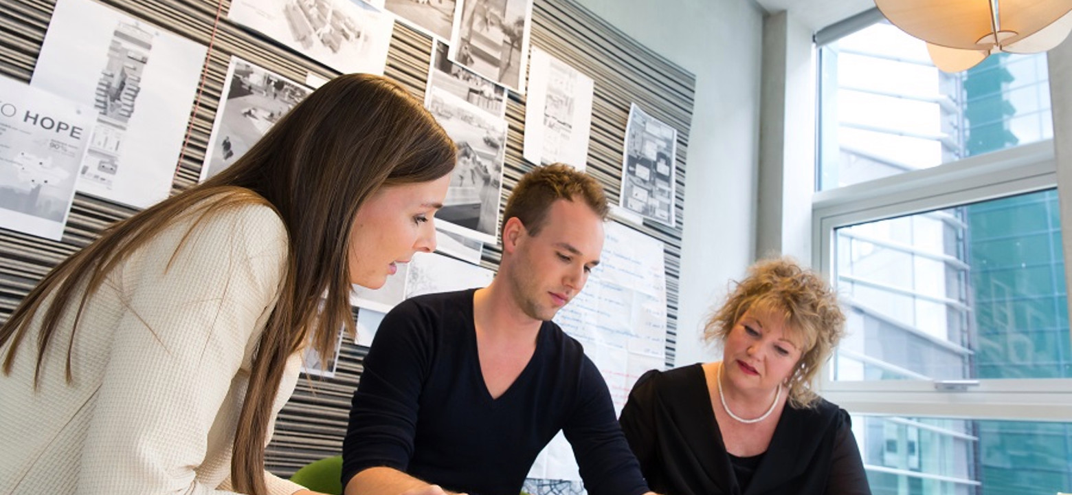 deeltijdstudenten werken samen