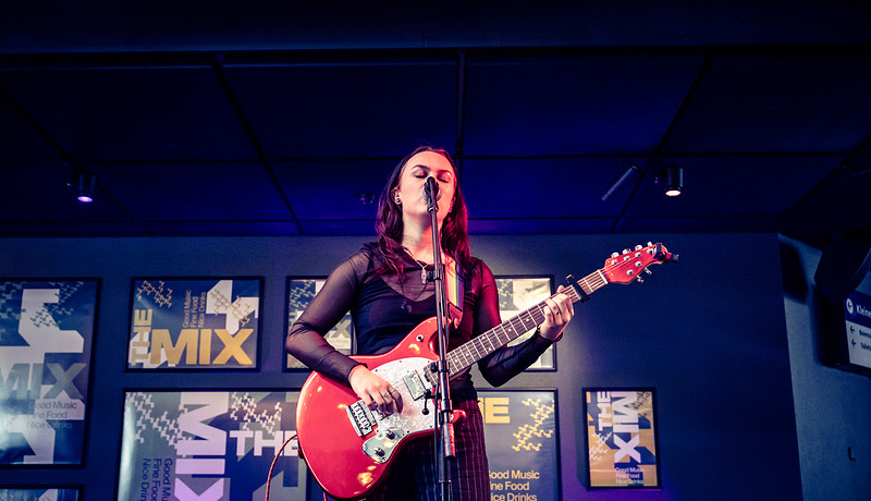 Zangeres MOMSNAME vastgelegd door Ronnie Zeemering