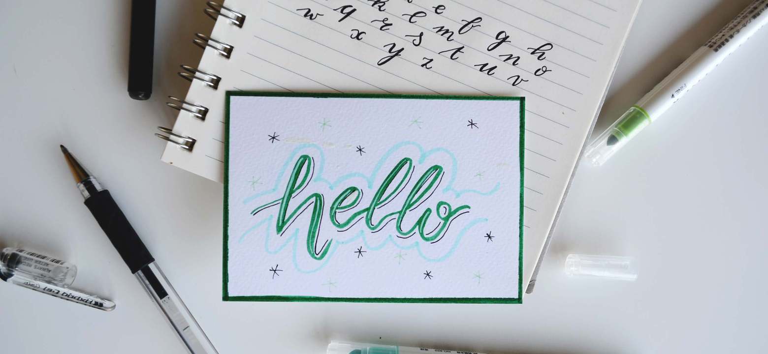 notitieboekje met handlettering hello