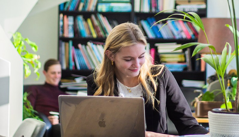 Student aan het werk in koffiecorner 2022