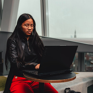 Student achter laptop in Forum 2022.jpg