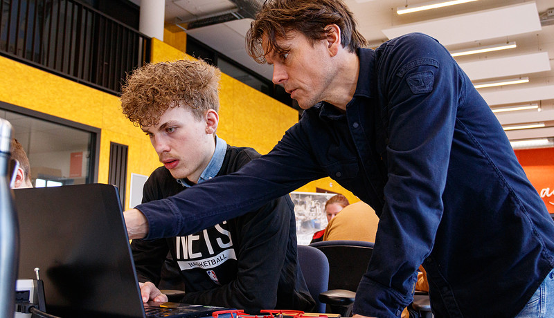 Student en docent overleggen in de TechHub 2023.jpg