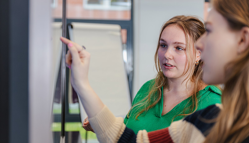 Student legt andere student iets uit 2022.jpg