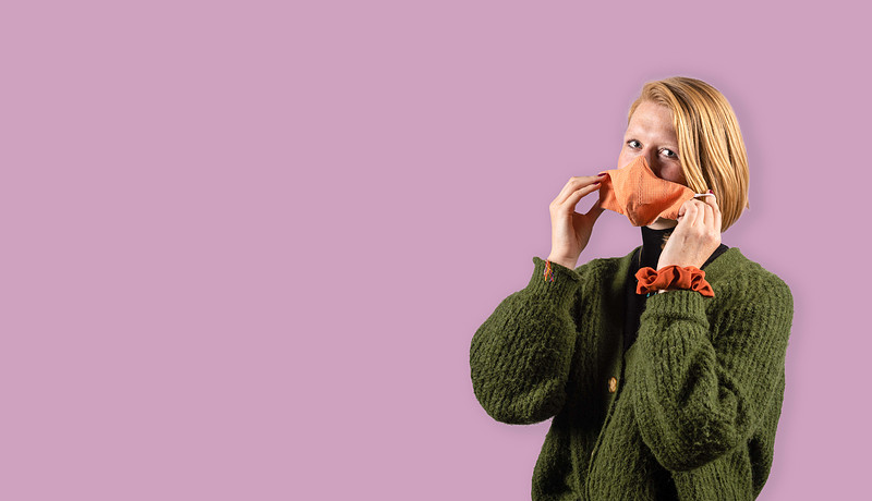 Student met oranje mondkapje 2022.jpg