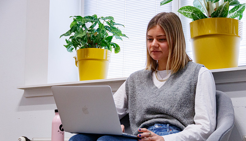 Student werkt op laptop 2022
