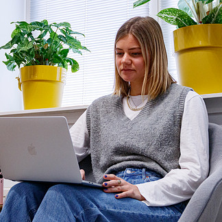 Student werkt op laptop 2022