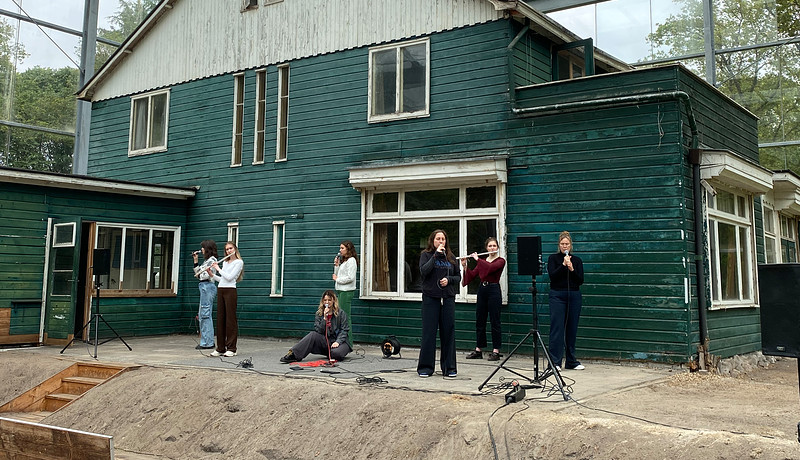 Studenten Prins Claus Conservatorium bij commandantwoning Westerbork