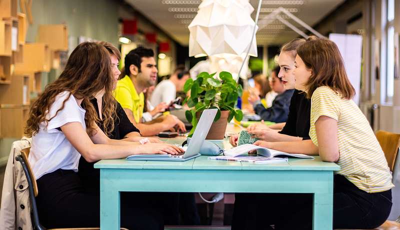 Studenten aan tafel in overleg