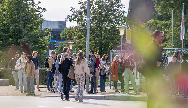 Studenten bij bushalte op campus 2023.jpg