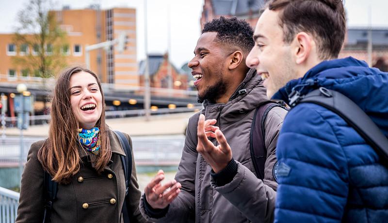 Studenten bij het station.jpg