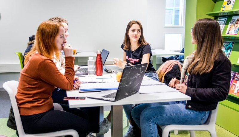 Studenten binnen 6.jpeg